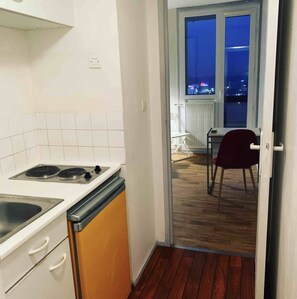 Réfrigérateur, micro-ondes, plaque de cuisson