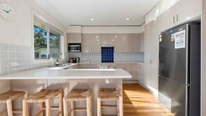 Fridge, microwave, oven, stovetop - Sunkissed Jervis Bay (Vincentia)