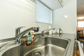 شقة - غرفة نوم واحدة | �مطبخ خاص | ثلاجة، ميكروويف، موقد طهي مسطح، غلّاية كهربائية