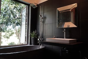Villa, 2 habitaciones, alberca privada | Baño | Regadera, toallas, jabón, shampoo