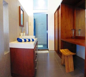 Shower, handuk, sabun, dan sampo