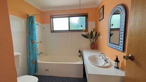 Combined shower/bathtub - Laguna Bungalow in Erowal Bay (Erowal Bay)