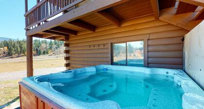 Beautiful South Fork home w/private deck & hot tub, full kitchen, and free WiFi
