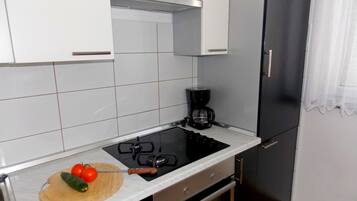 Een koelkast, een oven, een vaatwasser, een broodrooster