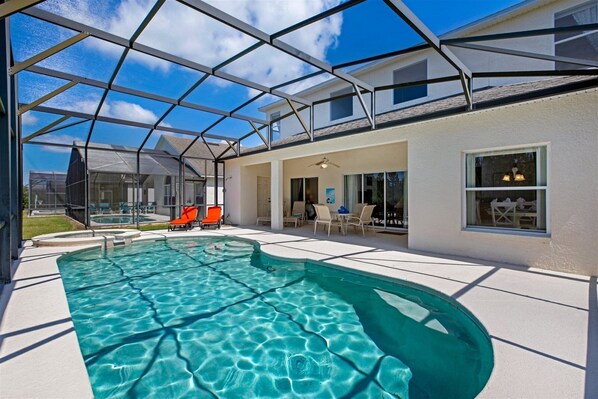 5 bedrooms, desk, iron/ironing board, travel crib - Beautiful Home With South Facing Pool in Gated Community - 523 (Davenport)