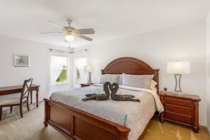 5 Schlafzimmer, Schreibtisch, Bügeleisen/Bügelbrett, Reisekinderbett