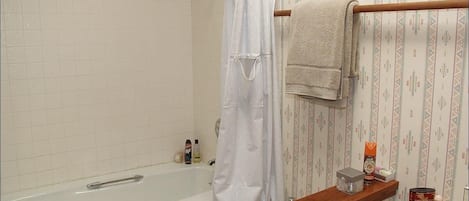 House, Multiple Beds (1068 Faraway Rd) | Bathroom