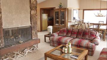 House, Multiple Beds (1068 Faraway Rd) | Living room