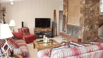 House, Multiple Beds (1068 Faraway Rd) | Living room