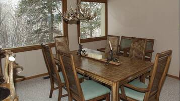 House, Multiple Beds (1068 Faraway Rd) | Private kitchen