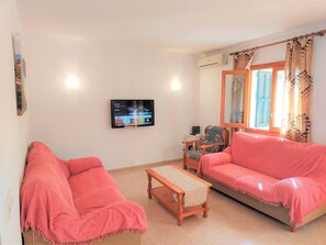 Smart TV, books, stereo - Modern apartment, communal pool, terraces with sunbeds, 4 x A/C, BBQ, free WIFI (Puerto de Alcudia)