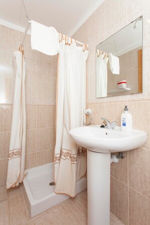 Ensemble douche/baignoire, sèche-cheveux, bidet, serviettes fournies