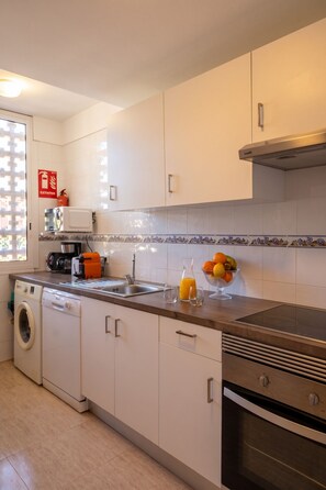 Fridge, microwave, oven, stovetop - Modern apartment, communal pool, terraces with sunbeds, 4 x A/C, BBQ, free WIFI (Puerto de Alcudia)