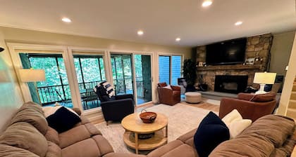 R8 Luxury Ski-In/Ski-out next to ski trail. Renovated, Views, and Dogs welcome!