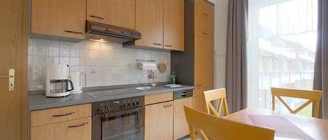Fridge, dishwasher, coffee/tea maker, electric kettle