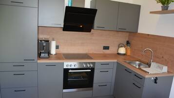 Fridge, oven, stovetop, dishwasher