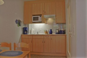 Kühlschrank, Mikrowelle, Wasserkocher mit Kaffee-/Teezubehör