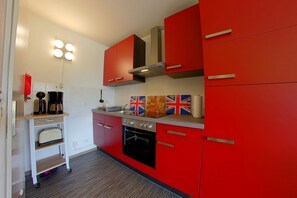Kühlschrank, Mikrowelle, Ofen, Wasserkocher mit Kaffee-/Teezubehör