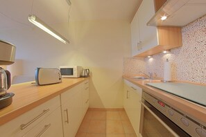 Kühlschrank, Mikrowelle, Ofen, Geschirrspüler