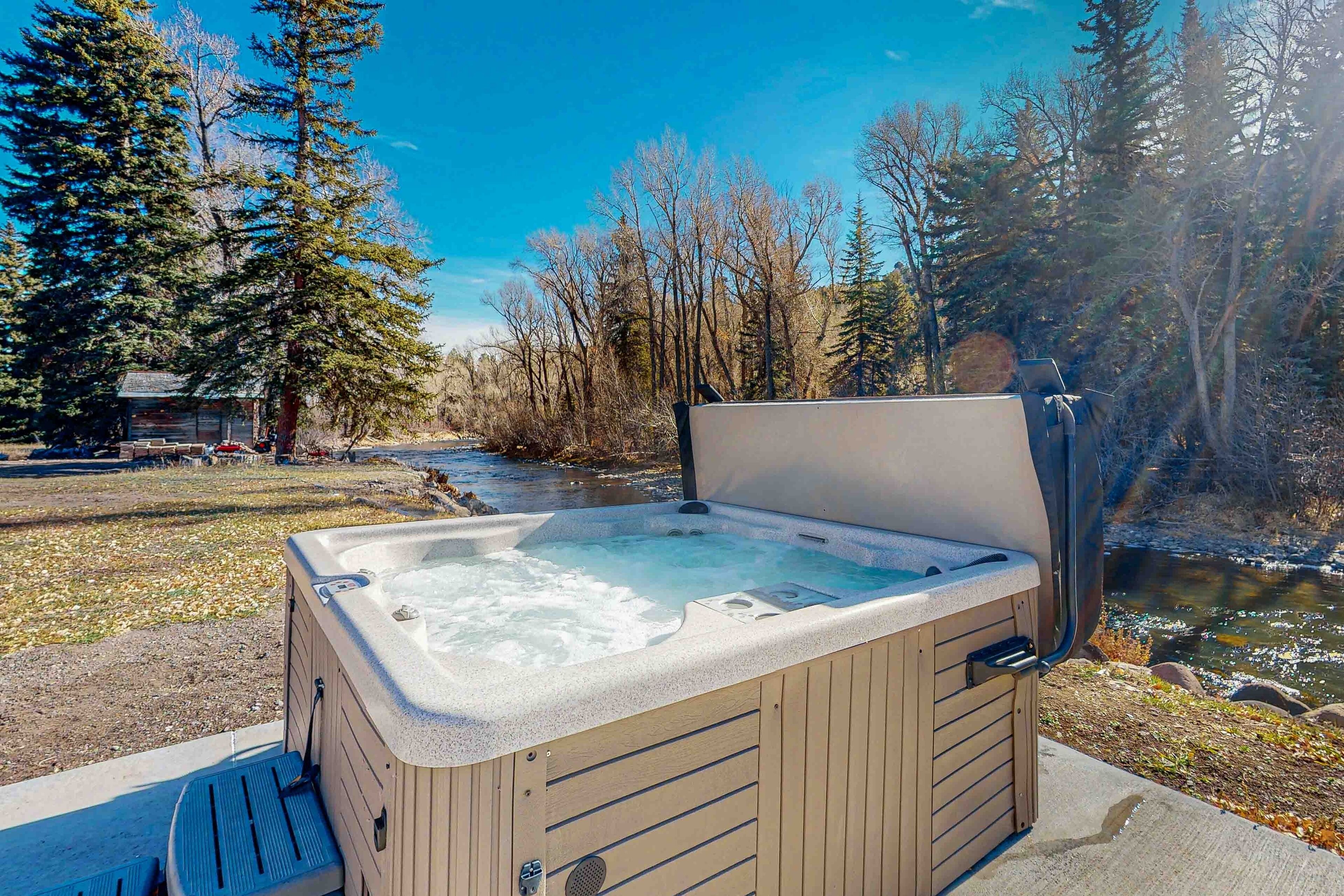 Outdoor spa tub