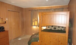 5 bedrooms, iron/ironing board, internet, bed sheets