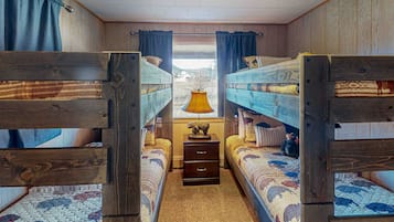 5 bedrooms, iron/ironing board, internet, bed sheets