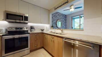 Frigorifero, microonde, forno, piano cottura