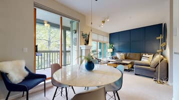 TV, caminetto, libri