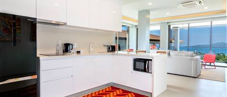 Deluxe Apartment (A9) | Private kitchen | Fridge, microwave, stovetop, electric kettle