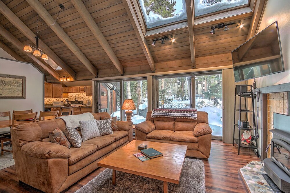 Thanksgiving Availability! Charming townhome with alpine views and Wifi; close to town