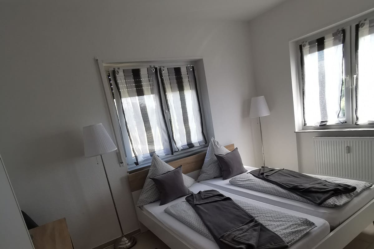 Doppel- oder Zweibettzimmer, eigenes Bad