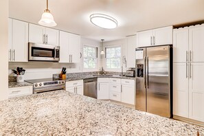 Fridge, microwave, oven, stovetop - Relaxing Evian condo w/ patio, pool, tennis, pickleball, beach, golf, Dogs ok (Hilton Head)