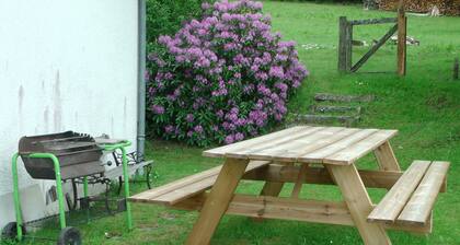 Maison entiĂšre Ă  la fin de la route