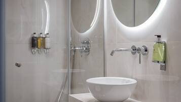 Ensemble douche/baignoire, sèche-cheveux, serviettes fournies, savon