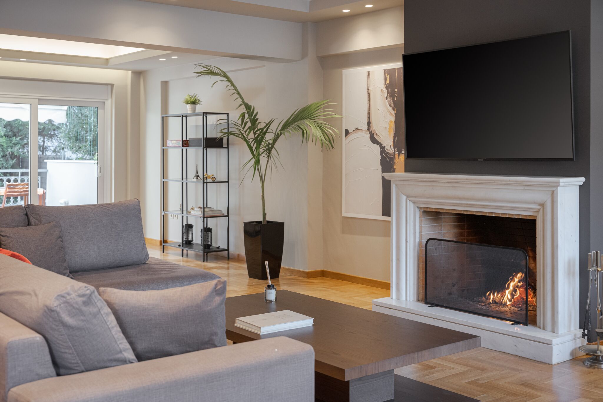 Smart TV, fireplace, DVD player, stereo