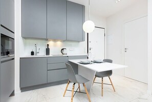 Kylskåp, ugn, spishäll och diskmaskin