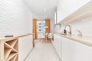 Fridge, oven, stovetop, dishwasher