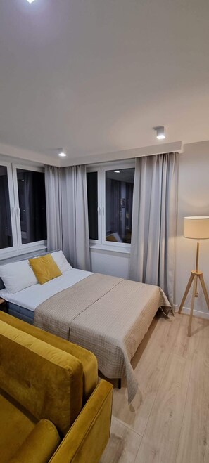 Iron/ironing board, WiFi, bed sheets