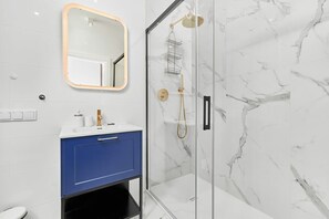 Dusche, Haartrockner, Handtücher, Shampoo