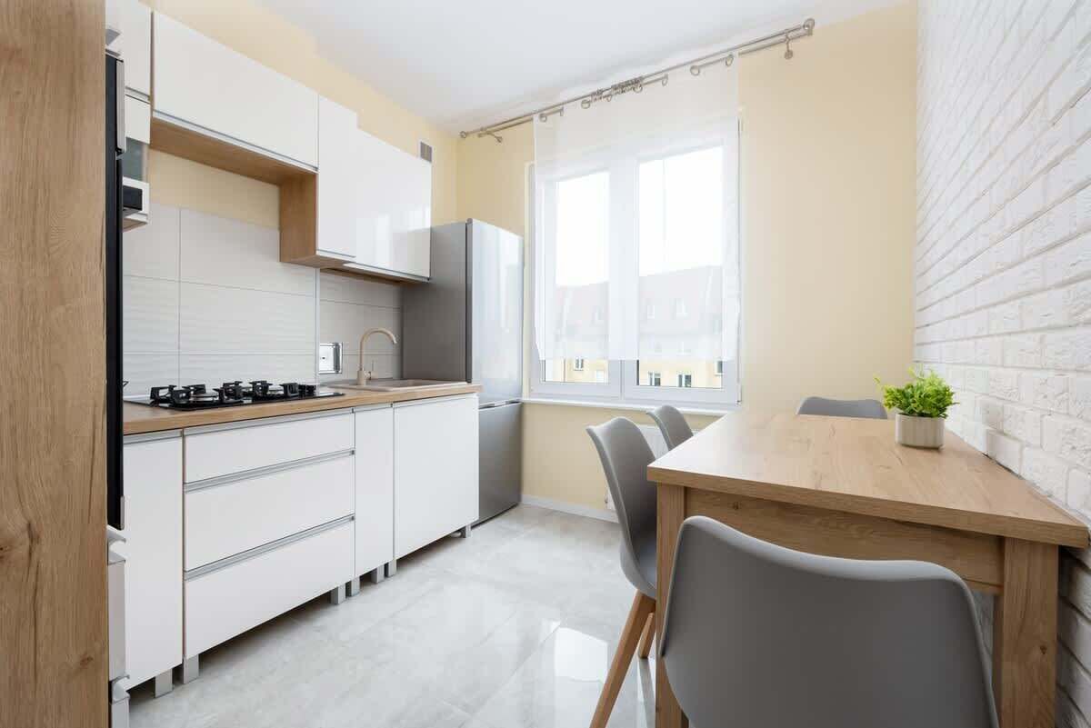 Réfrigérateur, four, plaque de cuisson, cafetière/bouilloire