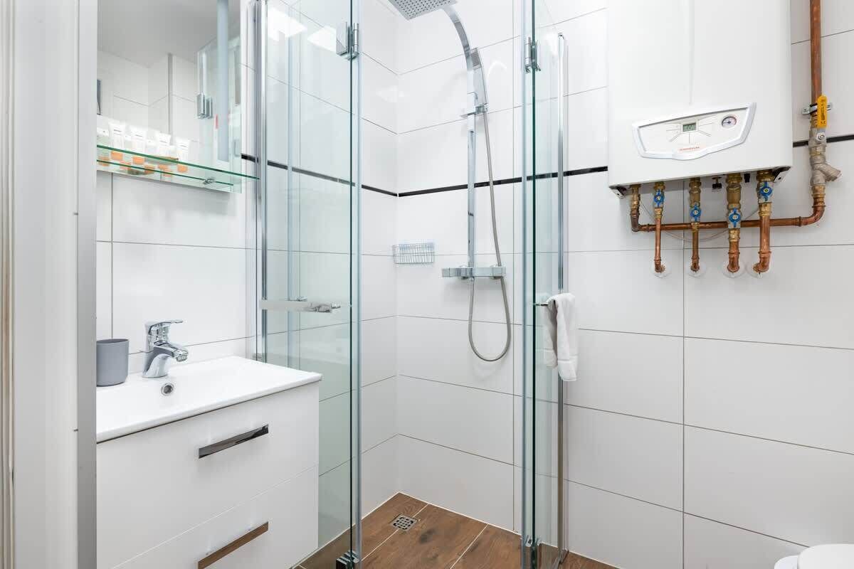 Dusche, Haartrockner, Handtücher, Shampoo