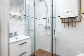 Shower, hair dryer, towels, shampoo - Bright Apartment with Balcony | 1 km to the Beach (Kolobrzeg)