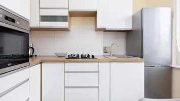 Een koelkast, een oven, een kookplaat, een koffiezetapparaat/waterkoker