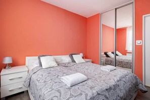 1 habitación, tabla de planchar con plancha, wifi y ropa de cama 