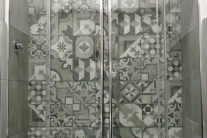 Dusche, umweltfreundliche Kosmetikartikel, Haartrockner, Bidet