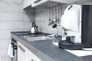 Frigorifero, microonde, forno, piano cottura