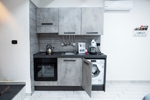 Frigorifero, microonde, forno, piano cottura