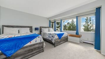 4 quartos, escrivaninha, ferros/tábuas de passar roupa