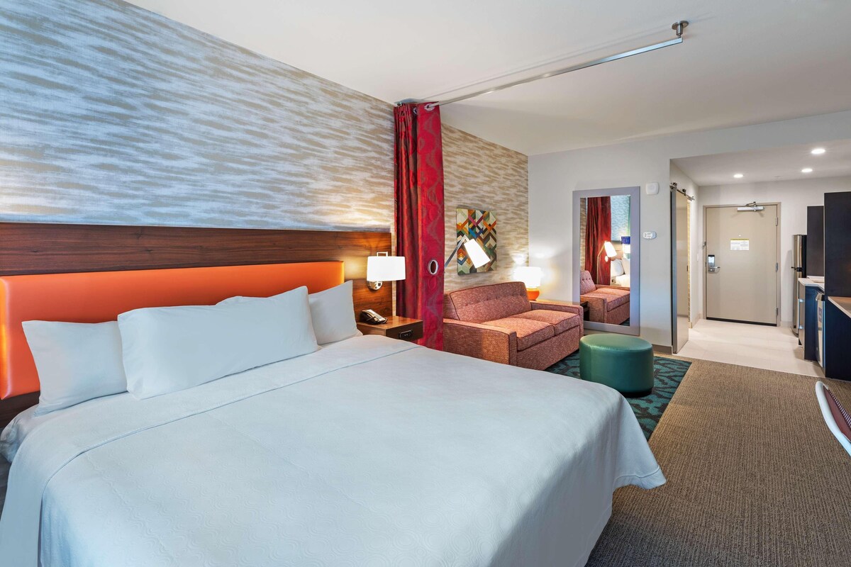 Luxe beddengoed, een bureau, een laptopwerkplek