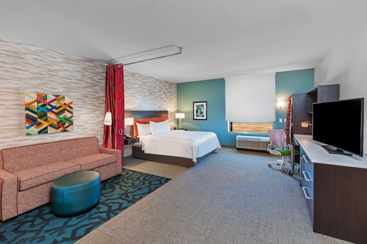 1 bedroom, premium bedding, desk, laptop workspace